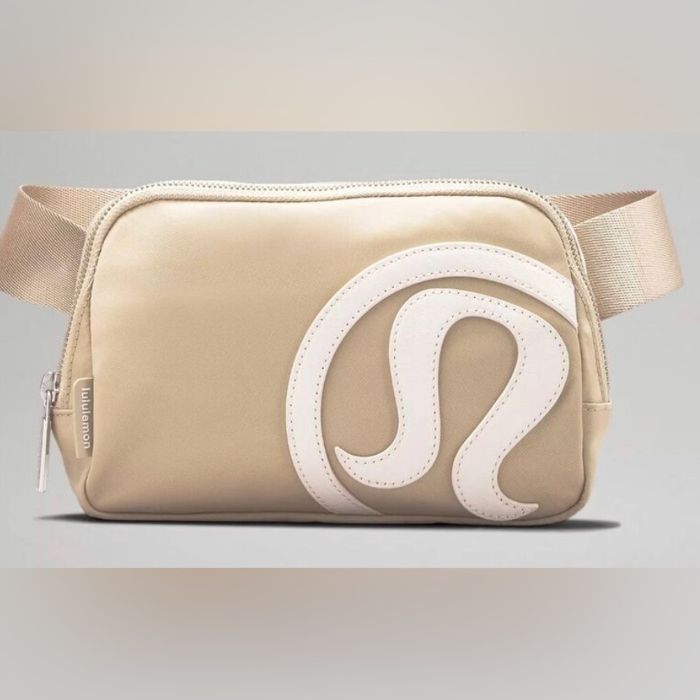 ⭐️NWT trench/white Opal logo lululemon everywhere belt bag